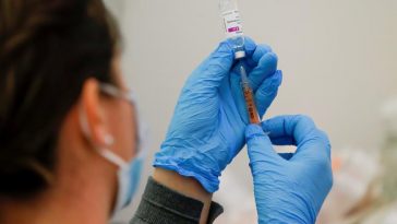Brytyjski regulator wykrył łącznie 30 przypadków zakrzepów krwi po westchnieniu szczepionki AstraZeneca