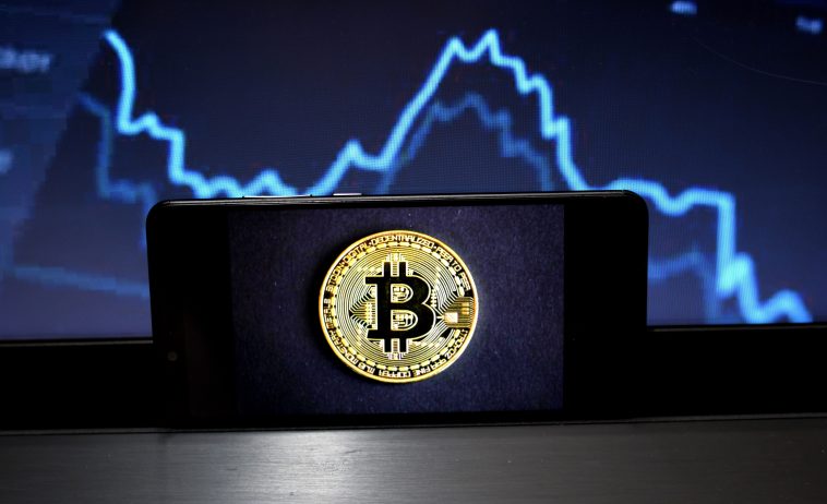 Ponad 200 miliardów dolarów zniknęło z rynku kryptowalut w jeden dzień, gdy bitcoin spadł poniżej 50 000 dolarów