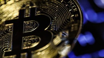 Cena Bitcoina (BTC) rośnie w tym roku o 50%, przebijając akcje i złoto